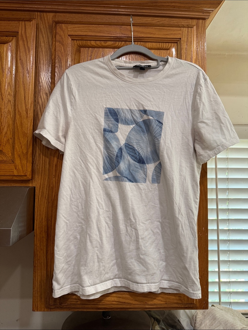 MEN’s Express Short Sleeve Tee with Blue Abstract Print size SMALL (36-38)